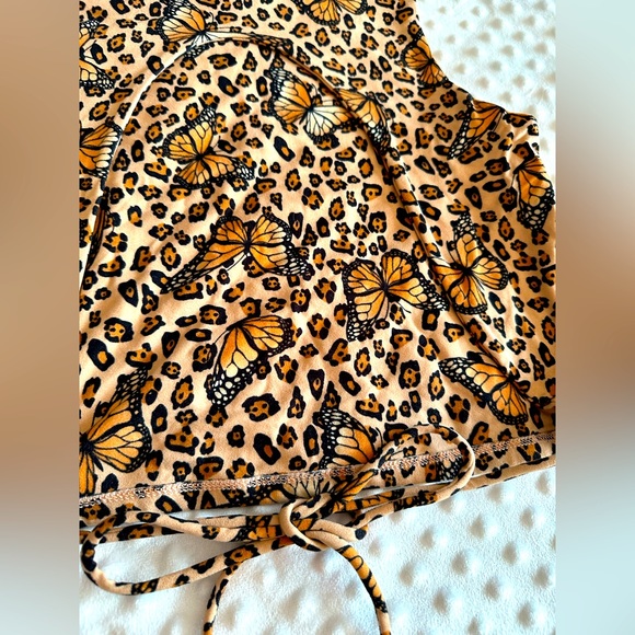 Leopard print butterfly crop top with peak a boo back Medium - Picture 3 of 3